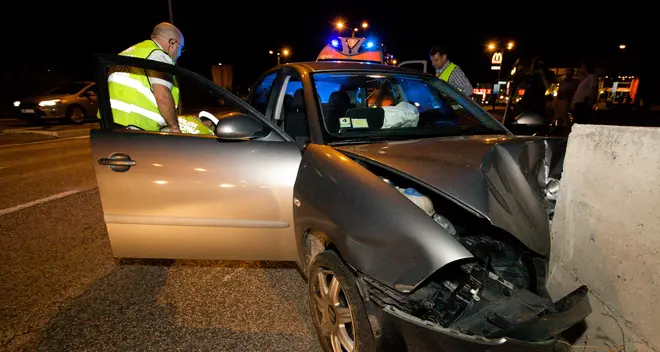 Salta la rotonda e si schianta con l’auto contro un pilone