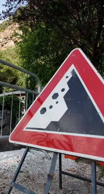 Cimitero: tombe e loculi nel degrado
