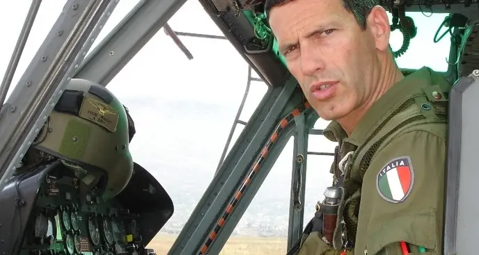 Salvarono alpinista di notte, l’Esercito premia due piloti