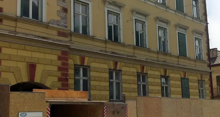 Via Vittorio Veneto, la casa comunale sta cadendo a pezzi