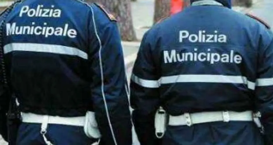 Commesso insegue ladro ma lo «placca» la vigilessa