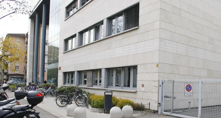 Scippo in via Palermo a Bolzano, vittima una mamma