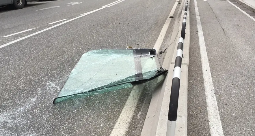 Via Macello, camion contro un bus
