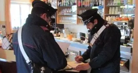 Bevande alcoliche servite a minori nei bar: 4 denunce