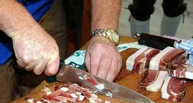 Ruba speck e carne alla ditta: arrestato operaio