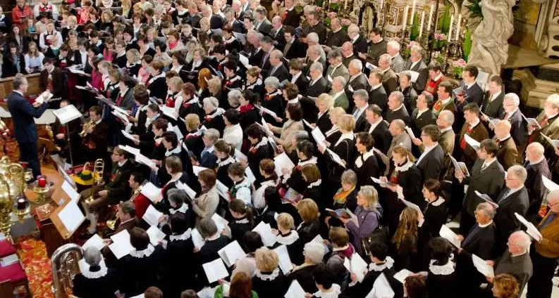 Tra tradizione e fede una folla in piazza nella festa dei patroni