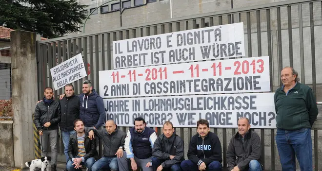 Memc, manifestazione davanti ai cancelli per i due anni di crisi dello stabilimento