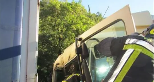 A22, i pompieri di Bolzano liberano un ferito incastrato nella cabina di un camion