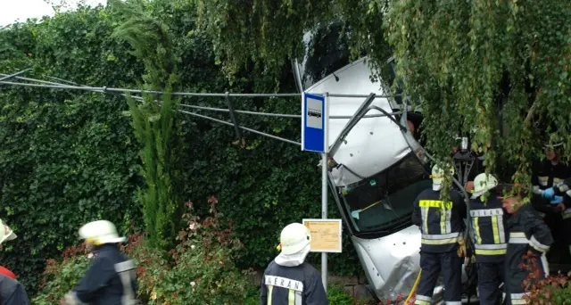 Auto in bilico nel vuoto