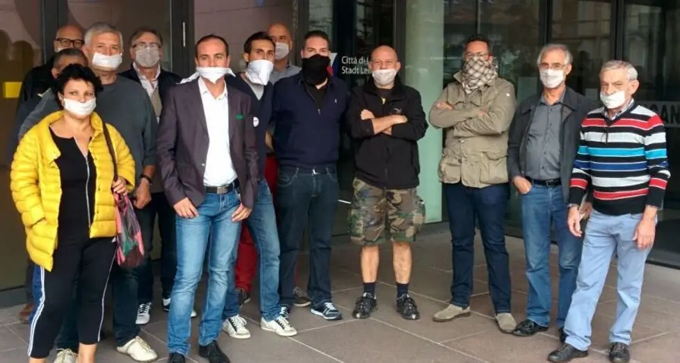 Opposizioni “imbavagliate” Protesta davanti al municipio