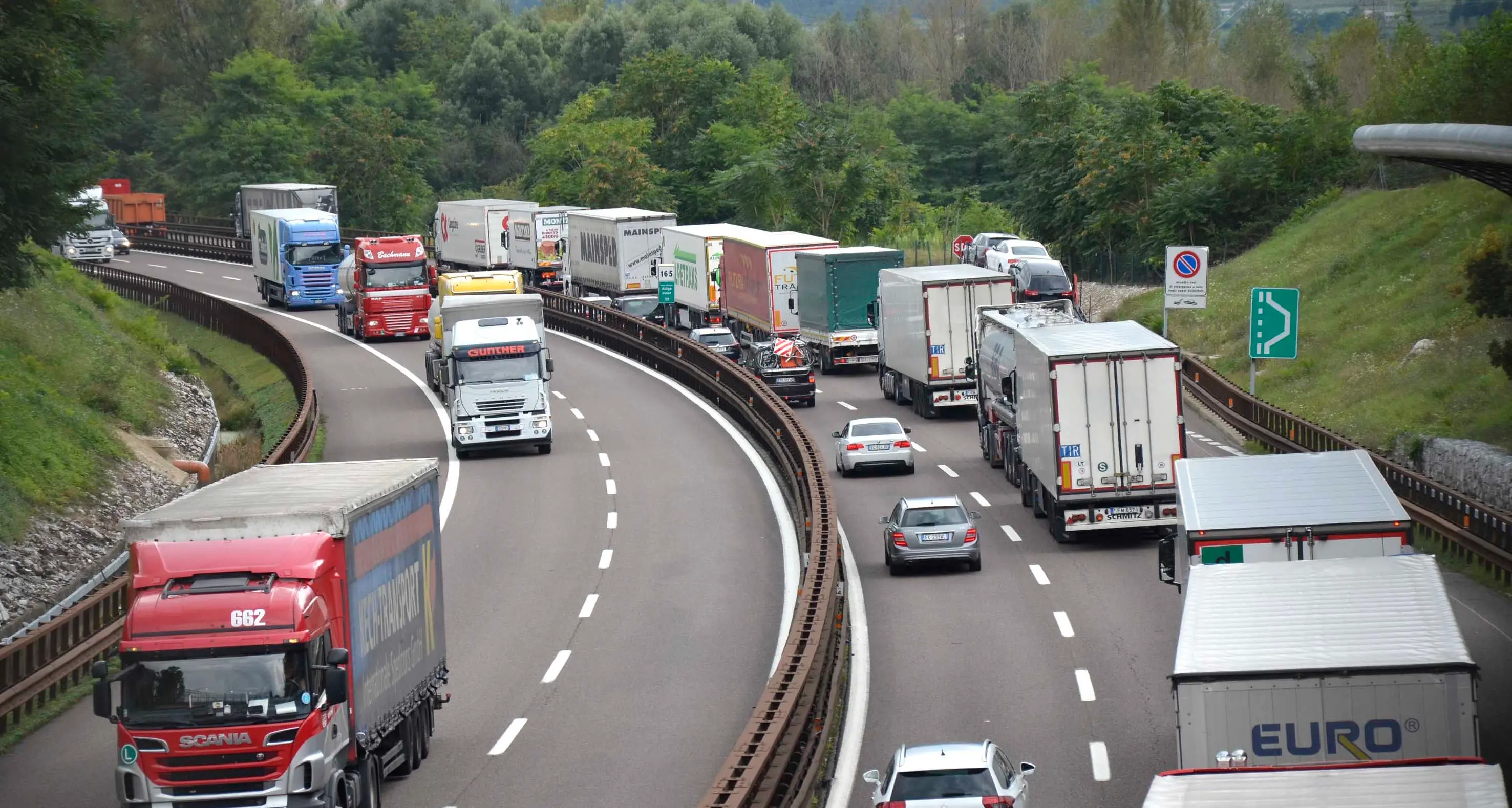 A22, verso i 2 milioni di transiti di camion nel 2015