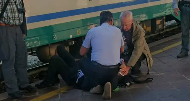 È senza biglietto, picchia il controllore