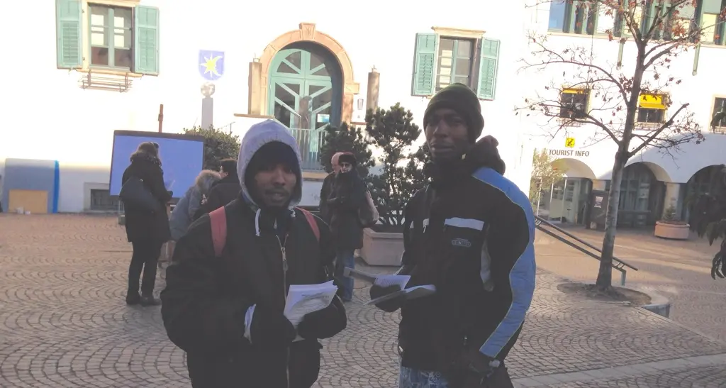 Appiano, mendicanti in piazza: \"Il diritto all'elemosina va garantito\"