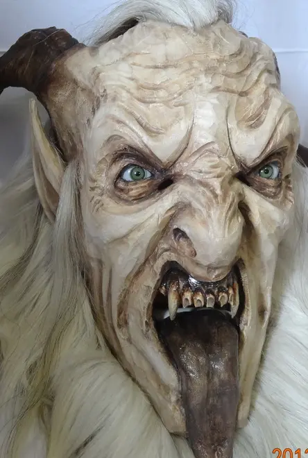 Nella cantina di Luca nascono le maschere di terribili krampus