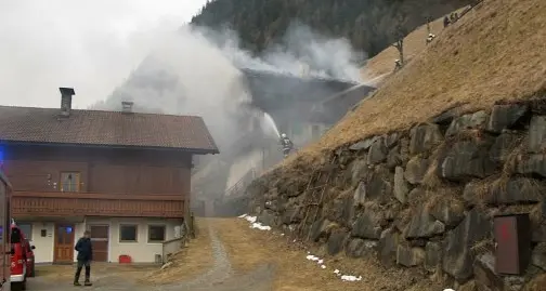 Villa Ottone: fiamme nel fienile, salvo il maso Kuglerhof