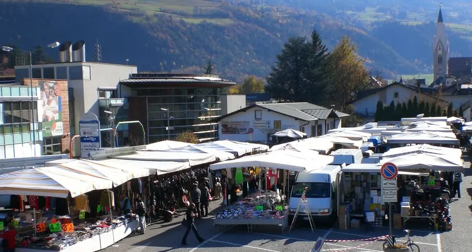 La nuova scuola musicale «scaccia» le bancarelle