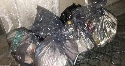 Centro invaso dai sacchetti rifiuti abbandonati ovunque