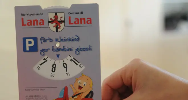Soste a pagamento, a Lana le prime 2 ore le mette il bebè