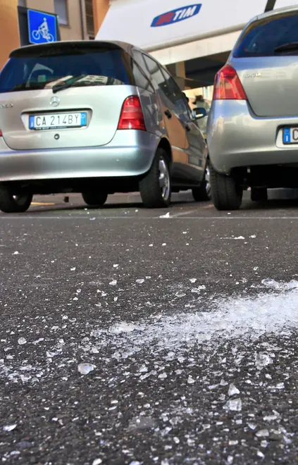 Lancia piatti e quadri dalla finestra