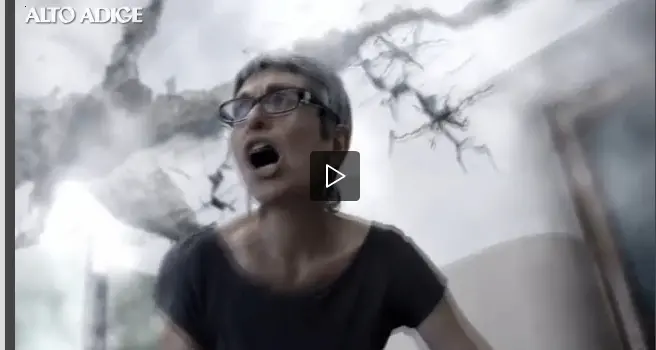 L’ex Pascoli crolla, il video impazza sul web