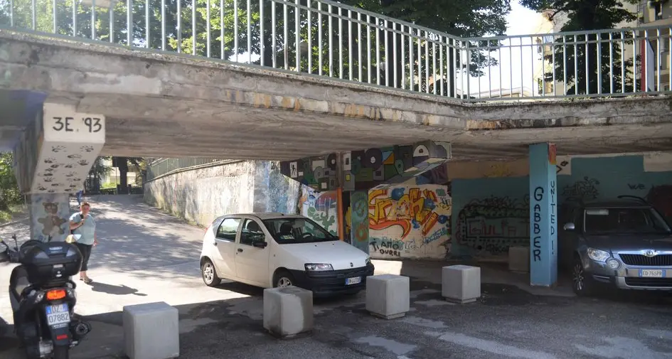 Lo School village cambia: c’è la sbarra al parcheggio