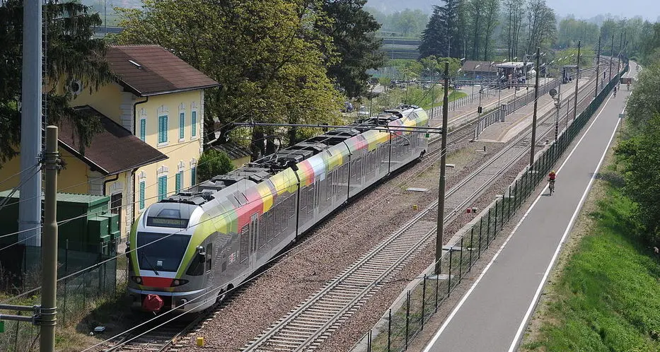 Sassate al treno e botte al controllore
