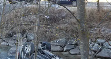 Con l’auto nell’Aurino, salvo