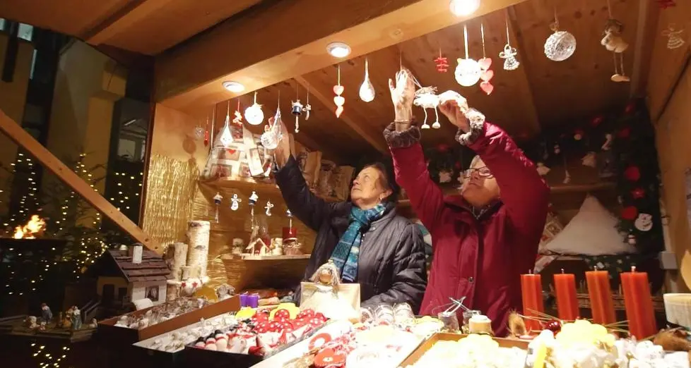 Mercatino, ambulanti «congelati» 2 minuti