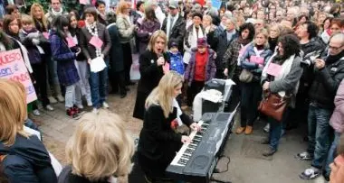 Bolzano: «Se non ora quando?», mille donne sul Talvera