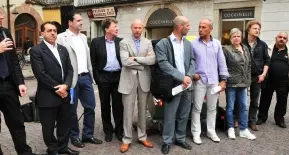 Rifiuti, tutti in piazza contro il nuovo bidoncino a Bolzano