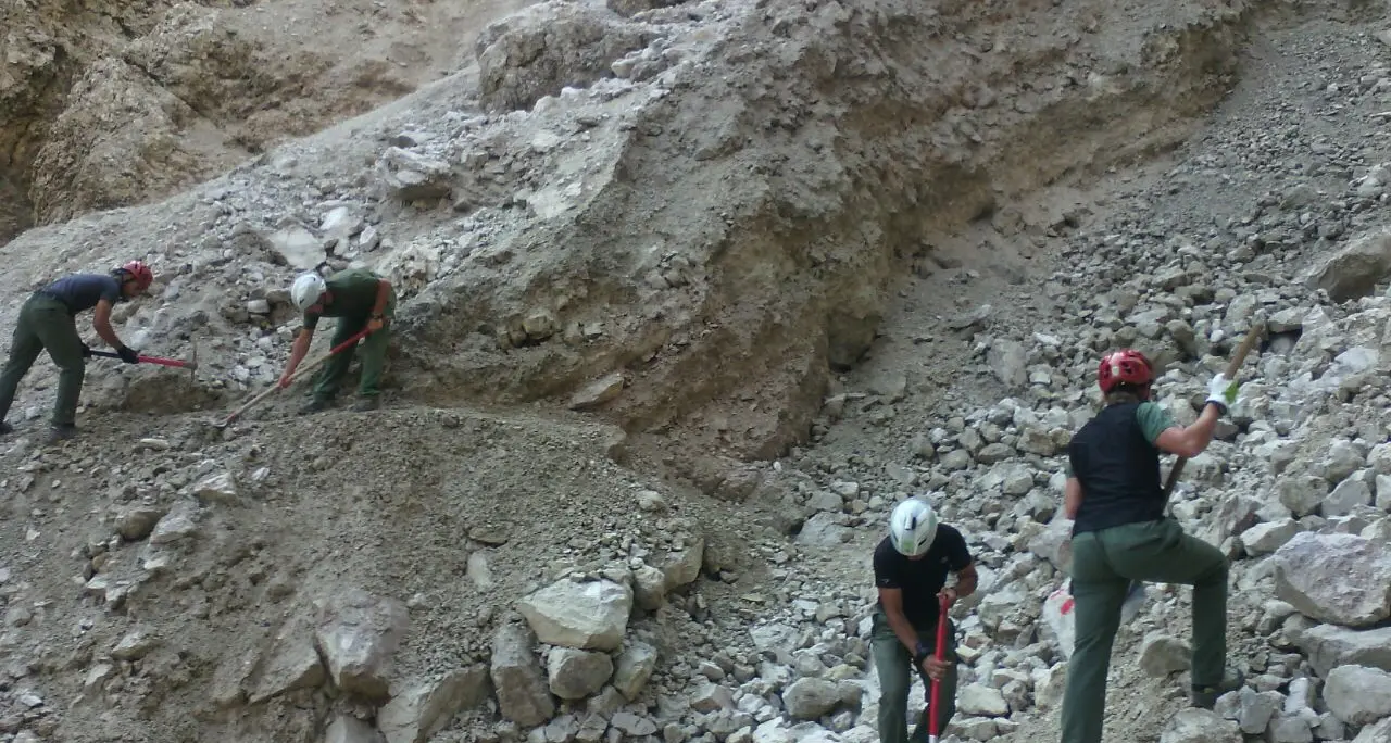 Alpini al lavoro per ripristinare la Tridentina