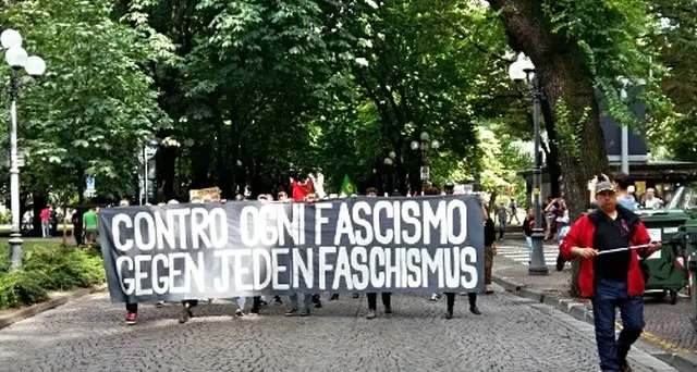 Bolzano: in 200 alla manifestazione anti-fascista contro il pestaggio di via della Mendola