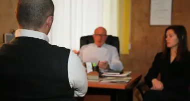 L'ex moglie prende i figli e scappa all'estero