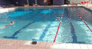 Cloro in piscina: evacuati i bagnanti
