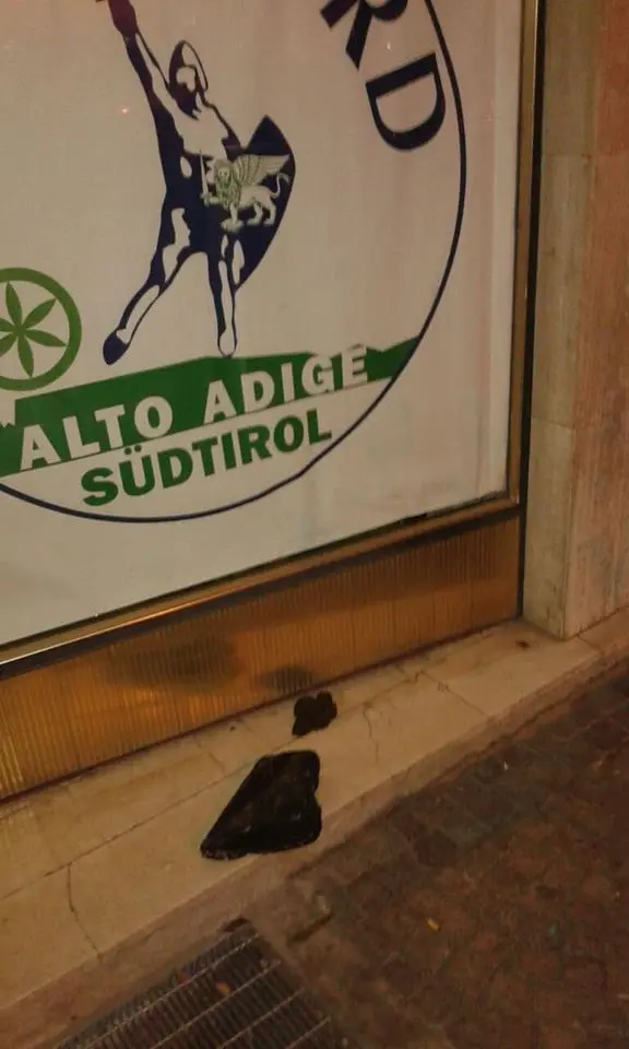 Bolzano, escrementi davanti alla sede della Lega Nord in via Rovigo