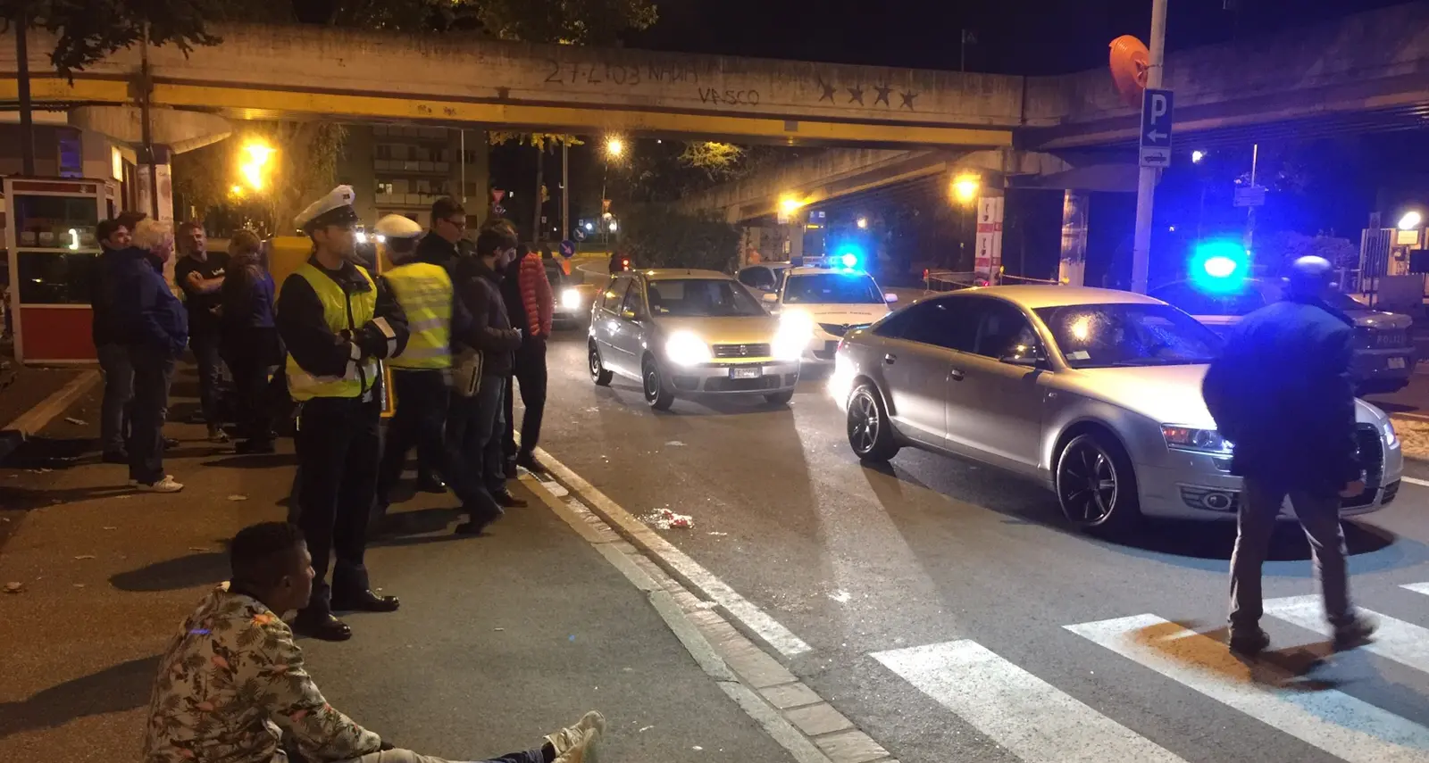 In viale Europa a Bolzano pedone ubriaco prende a bottigliate un'auto