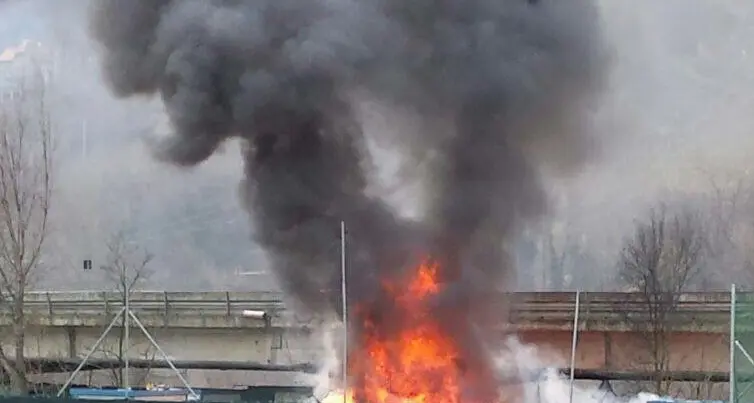 A fuoco a Merano una baracca e una roulotte al campo nomadi