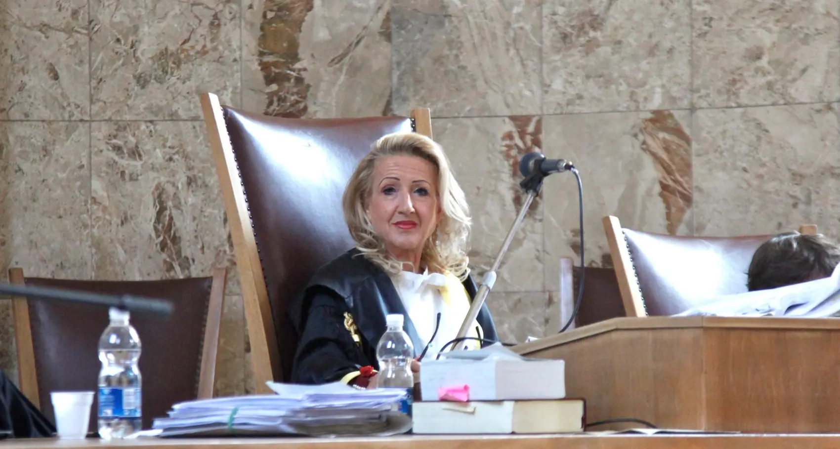 Badante bolzanina patteggia 2 anni. Avrebbe sottratto oltre 60 mila euro all'assistita