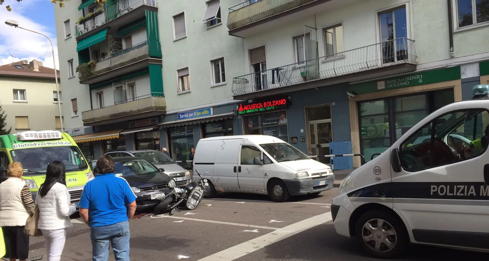 Bolzano, rocambolesco incidente in via Palermo