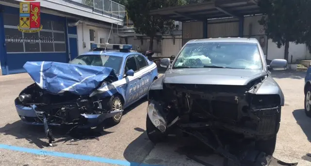 Bolzano, preso il minorenne che ha distrutto con il Suv del padre l'auto della polizia