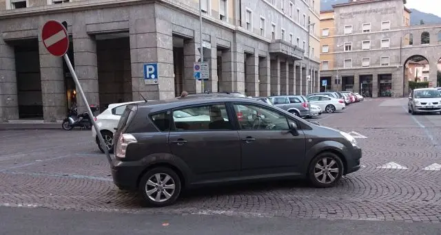 Piazza Vittoria, auto senza freni sbatte contro il palo di un cartello stradale