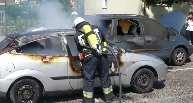 Incendio a Salorno: due auto distrutte e un ferito grave / FOTO