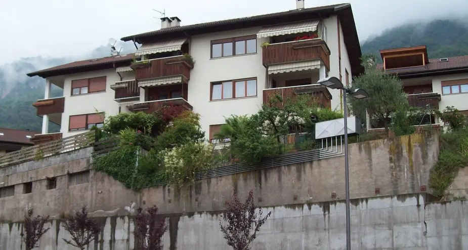 Danni causati dallo scavo, la rabbia dei condomini