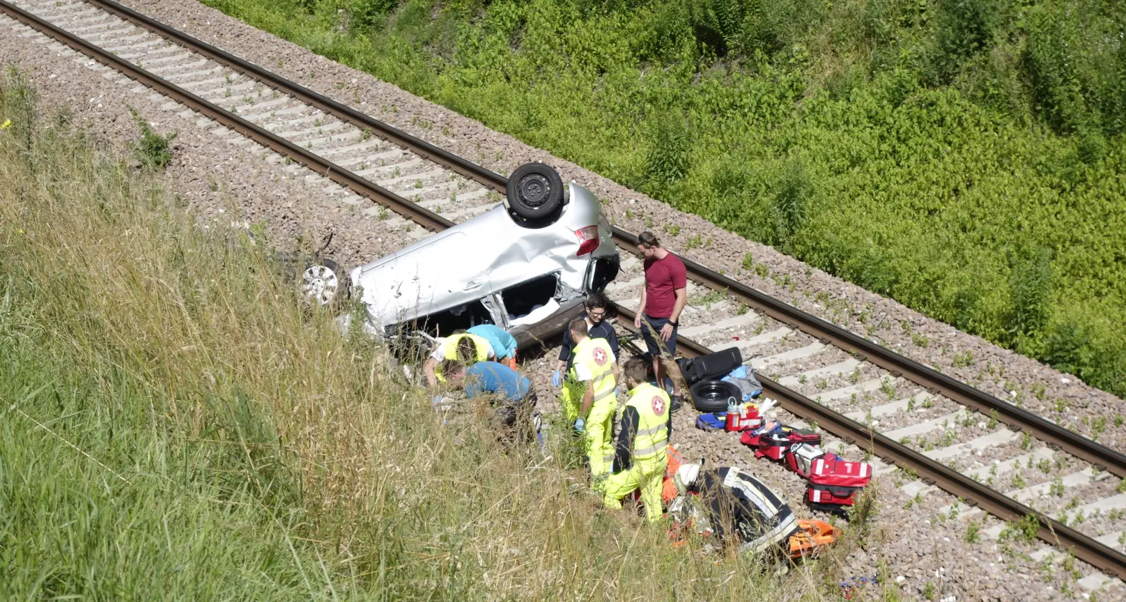 Sciaves, auto vola sulla massicciata ferroviaria: traffico bloccato