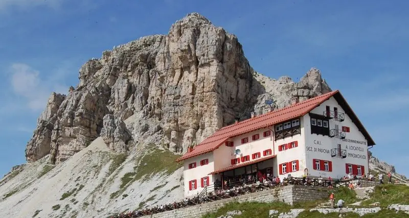 Muore a 45 anni per un malore vicino al Rifugio Locatelli