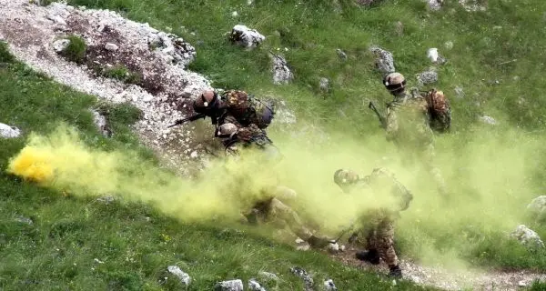 Gli Alpini danno spettacolo sulle torri del Falzarego