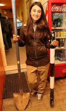 Sfondano il bar a colpi di vanga