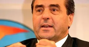 «Cari politici, tagliamoci lo stipendio»