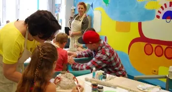 A pediatria un laboratorio di ceramica