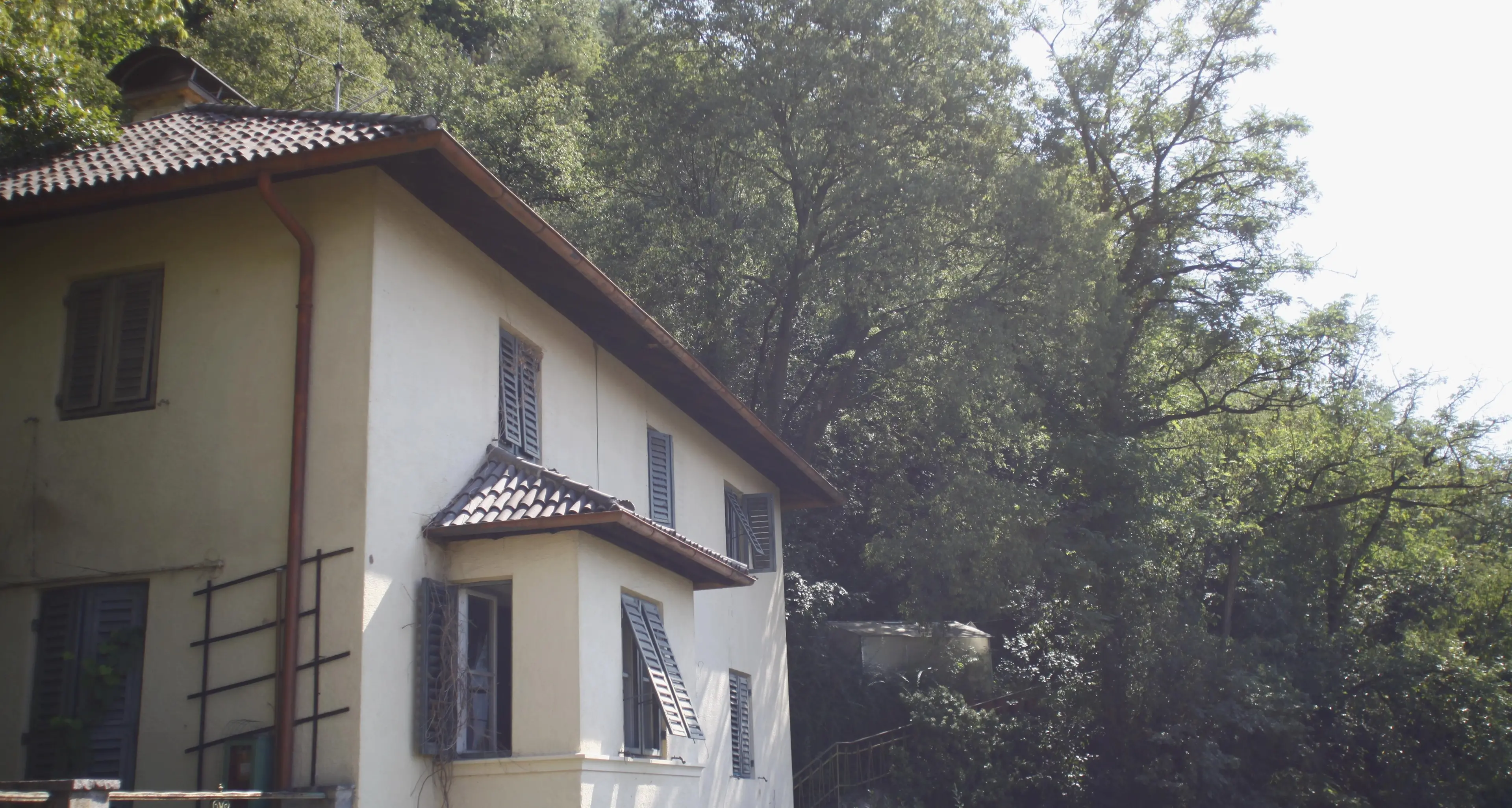 Bolzano, la villetta di lusso dimenticata è il rifugio dei pusher